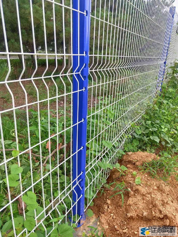 山東客戶桃型柱護欄網(wǎng)施工效果圖